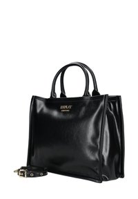 Borsa a tracolla in pelle nera con due manici, logo impressa, texture liscia e tracolla removibile. Forma rettangolare con design strutturato.
