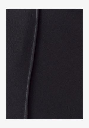 Čierna tkanina s textúrovaným povrchom a jemným leskom. Materiál je tkaný a má viditeľný šev, ktorý ide vertikálne.