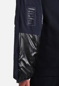 Marinejakke med en blank sort nylon nederste ærme og pleje- samt materialemærker i hvid. Multilags vandtæt design. Regular fit.