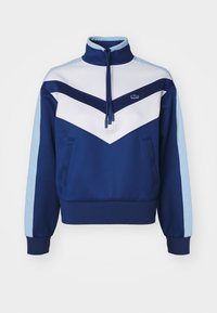 Felpa blu navy con colletto alto, dettagli in pannello bianco e accenti azzurri. Presenta un collo con zip e tasche frontali.