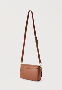 Smeđa kožna torba za rame pravokutnog oblika, podesivog remena, zlatne metalne opreme i preklopnog zatvarača. Glatka tekstura, minimalistički dizajn.