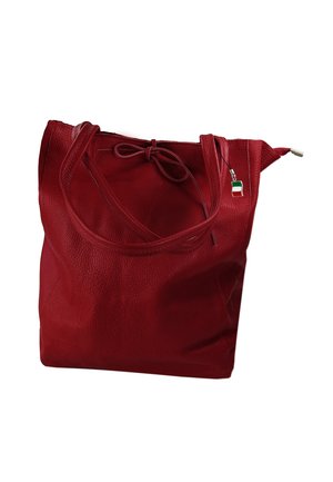 Rode leren shopper met dubbele handvatten, bovenaan een sluiting met strik en een klein hangertje met de Italiaanse vlag bevestigd bij de rits.