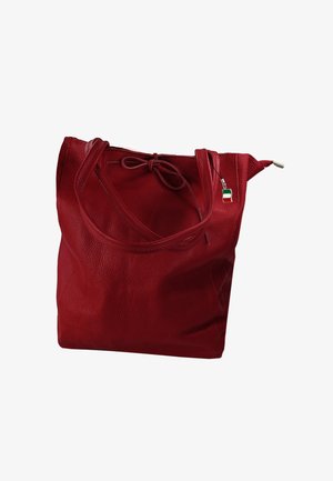 Rode leren shopper met dubbele handvatten, bovenaan een sluiting met strik en een klein hangertje met de Italiaanse vlag bevestigd bij de rits.