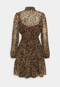 Robe courte et transparente avec un motif léopard. Elle présente un encolure smockée, des manches longues et un ourlet à volants en couches. Les couleurs principales sont le beige et le noir.