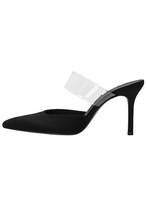 Zwarte mule met hoge naaldhak, puntige neus, brede transparante band over de voet wreef en een slanke stilettohak.
