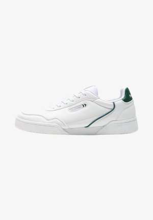 Białe skórzane sneakersy z niskim nadgarstkiem, teksturowana powierzchnia, zielone akcenty na pięcie oraz subtelne logo po boku.