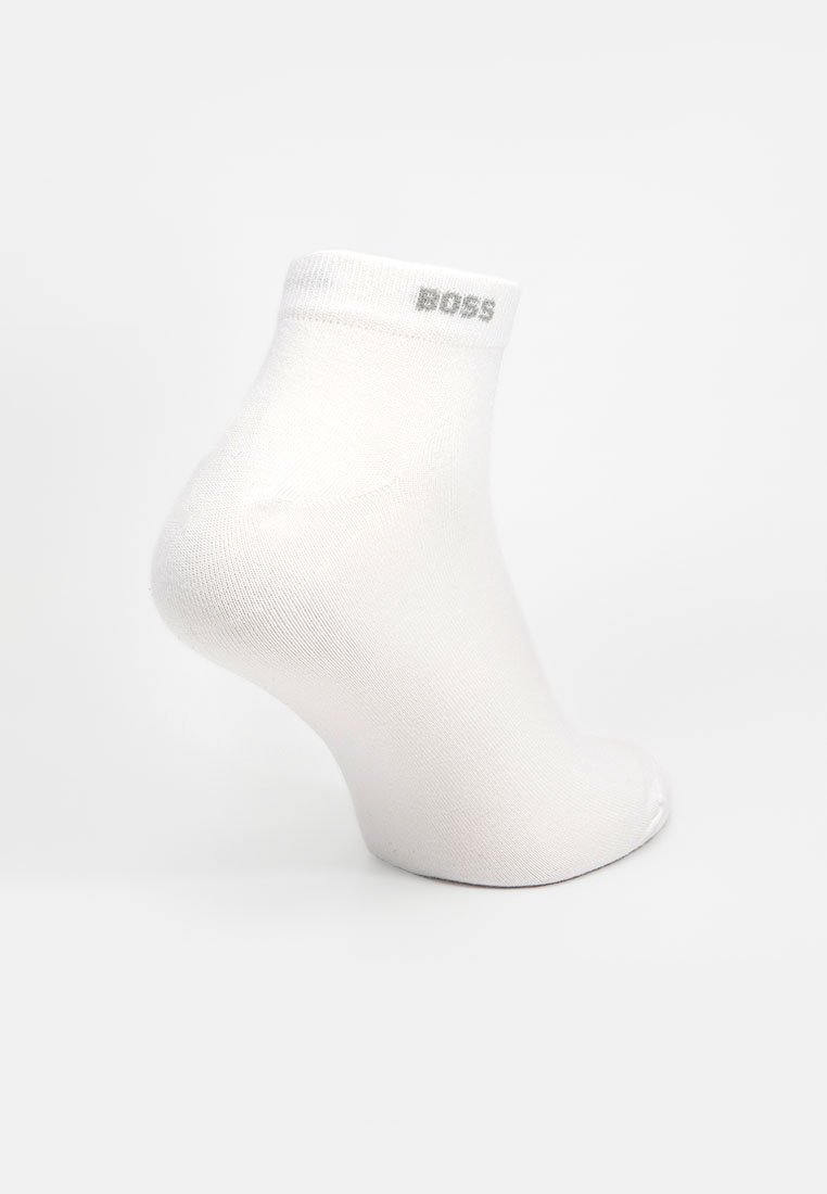 Witte enkelkous van gladde stof, voorzien van een grijs logo op de boord. De kous heeft een aansluitend ontwerp en een naadloos teengebied.