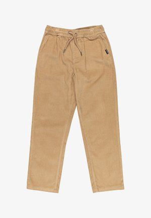 Szaro-niebieska koszula z długim rękawem z logo, zestawiona z beżowymi spodniami z korduroju i niebieskimi butami. Model stoi na jednolitym tle.