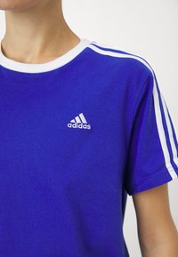 adidas Sportswear ESSENTIALS 3 STRIPES  - Potiskana majica - semi lucid blue/white