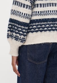 Vero Moda Petite VMHENYA HIGHNECK - Pullover - birch/navy