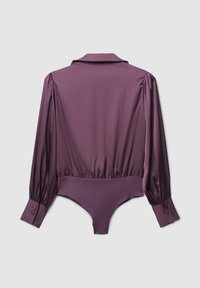 Body in satin viola con maniche a sbuffo lunghe, colletto e polsini abbottonati. Tessuto liscio con parte inferiore aderente.