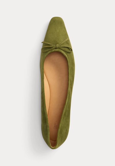 Πράσινο ελιάς σουέντ παπούτσι με επίπεδη σόλα, τετράγωνη μύτη και μικρή λεπτομέρεια φιόγκου πάνω, εμφανιζόμενο από πάνω.