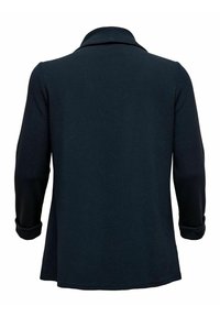 Granatowa, teksturowana kurtka z kołnierzem i podwiniętymi rękawami, o luźnym kroju bez widocznych zapięć.