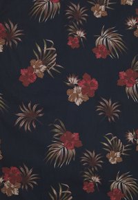 Tessuto blu navy con un motivo floreale composto da fiori di ibisco rossi e beige, accentuato da fogliame verde e marrone, creando un aspetto strutturato.