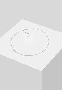 Coliere din argint cu inele delicate, interconectate, având un închizător tip homar și o lanț ajustabil pentru personalizarea lungimii.