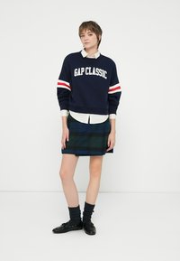 GAP LOGO WEDGE PULLOVER - Sudadera - navy
