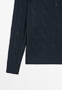 Pull en tricot bleu marine avec un motif torsadé, doté d'un col à revers et d'une fermeture à bouton unique ; ourlet et poignets côtelés.