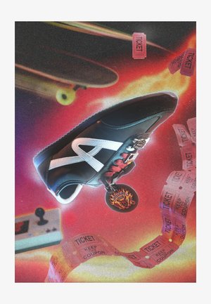 Sneaker bianco e nero con lacci rossi e etichetta del Hellfire Club, che fluttua vicino a uno skateboard, un joystick da arcade e una scia di biglietti della lotteria rossi.