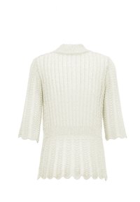 Cardigan di colore panna chiaro con maniche corte, texture a coste, orli ondulati e design con schiena aperta. Materiale morbido e lavorato a maglia, dettagli finemente elaborati.