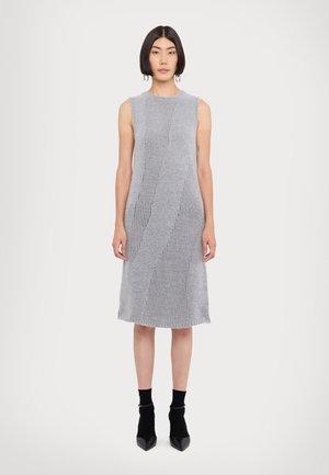 Rochie tricotată gri cu textură în relief, design fără mâneci și detalii asimetrice pe panou. Lungime medie și croială dreaptă.