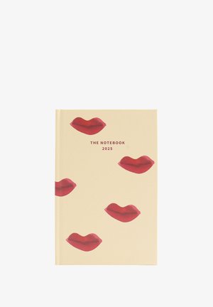 Twarda okładka zeszytu w kolorze kremowym, zdobiona czerwonymi odciskami ust oraz napisem "ZEZNAK 2025" na środku. Prosty, teksturowany wzór.
