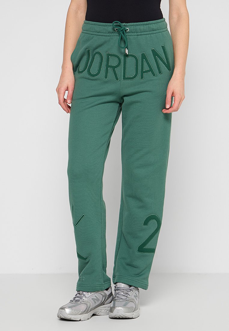 Jogging vert en coton avec "JORDAN" brodé sur le devant, doté d'une taille à cordon et d'accents latéraux avec des numéros.