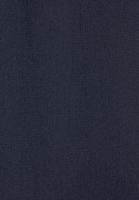 Donker marineblauw gemêleerde stof met een subtiel, ongelijkmatige oppervlaktepatroon en een lichtgewicht gevoel, geschikt voor verschillende textielsoorten of kledingstukken.