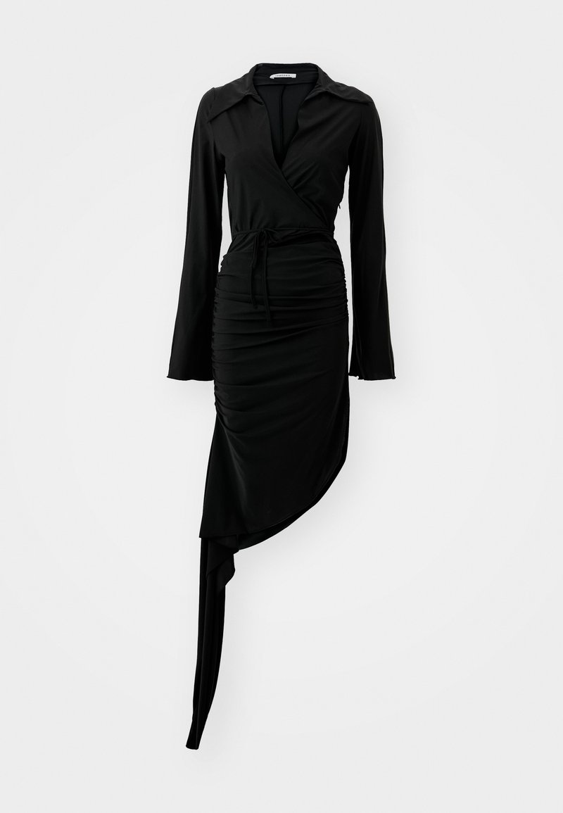 Robe noire à manches longues avec un design drapé, texture plissée et ourlet asymétrique. Présente un col et un noeud à la taille. Tissu lisse.