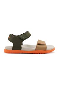 Sandales de sport avec une tige verte et des brides beige, dotées d'une fermeture Velcro. La semelle est orange avec un motif texturé pour une meilleure adhérence.