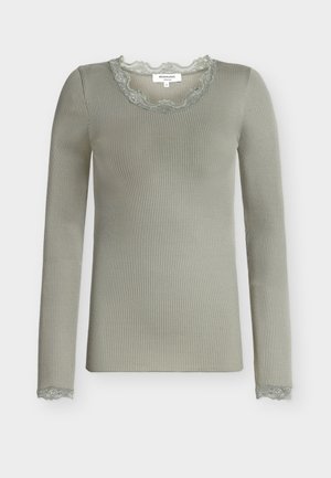 Gaiši pelēka ribota garroku krekls ar mežģīņu apdari kakla izgriezumā un aprocēs, izmērs S, attēlots uz balta fona.