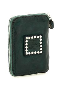 Portafoglio verde in pelle con finitura texturizzata, borchie argentate che incorniciano un'etichetta nera e chiusura con cerniera argentata. Forma compatta e rettangolare.