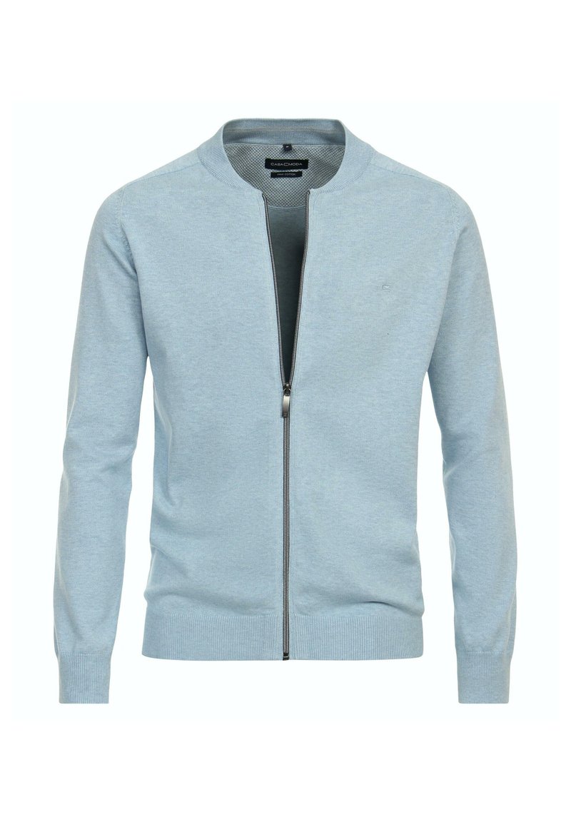 Hellblauer Cardigan mit Reißverschluss, rundem Ausschnitt, gerippten Bündchen und Saum, weicher Textur und minimalistischem Design. Keine sichtbaren Muster oder Logos.