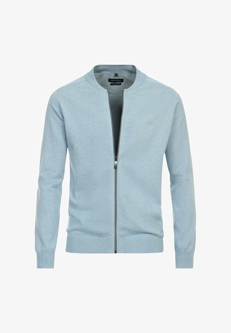 Hellblauer Cardigan mit Reißverschluss, rundem Ausschnitt, gerippten Bündchen und Saum, weicher Textur und minimalistischem Design. Keine sichtbaren Muster oder Logos.