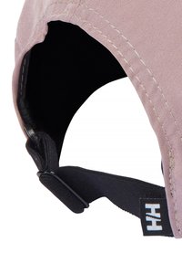 Sombrero en forma de tapa con un exterior de tela suave de color rosa claro, interior negro y una correa ajustable negra con una hebilla plateada.