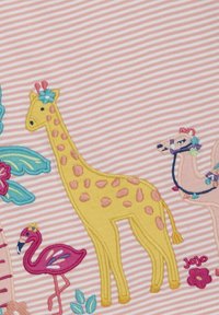Išsiuvinėtas pleistras, kuriame pavaizduota geltona žirafa su dėmėmis, rožinė flamingo ir kreminės spalvos kupranugaris ant rožinio dryžuoto fono.