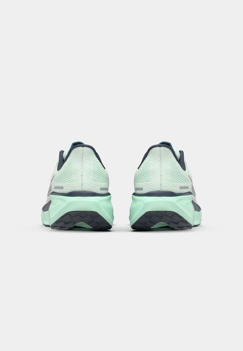 Zapatillas de running ligeras en color menta con una parte superior de malla texturizada, suelas acolchadas y acentos en gris oscuro; la vista trasera muestra características de estabilidad en el talón.