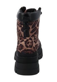 Stivaletti alla caviglia con stampa leopardata, rifinitura sintetica nera, suola in gomma resistente e linguetta posteriore per indossarli facilmente.