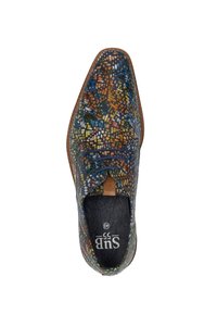 Veterschoen met een meerkleurig, gestructureerd bovenwerk in blauw, oranje en groene tinten. Voorzien van een bruine leren zool en interieurbranding.