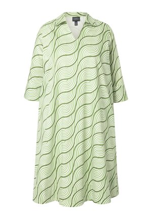 Groene jurk met een golvende lijnpatroon in verschillende tinten groen. Heeft een kraag en driekwart mouwen. Gemaakt van lichtgewicht stof.