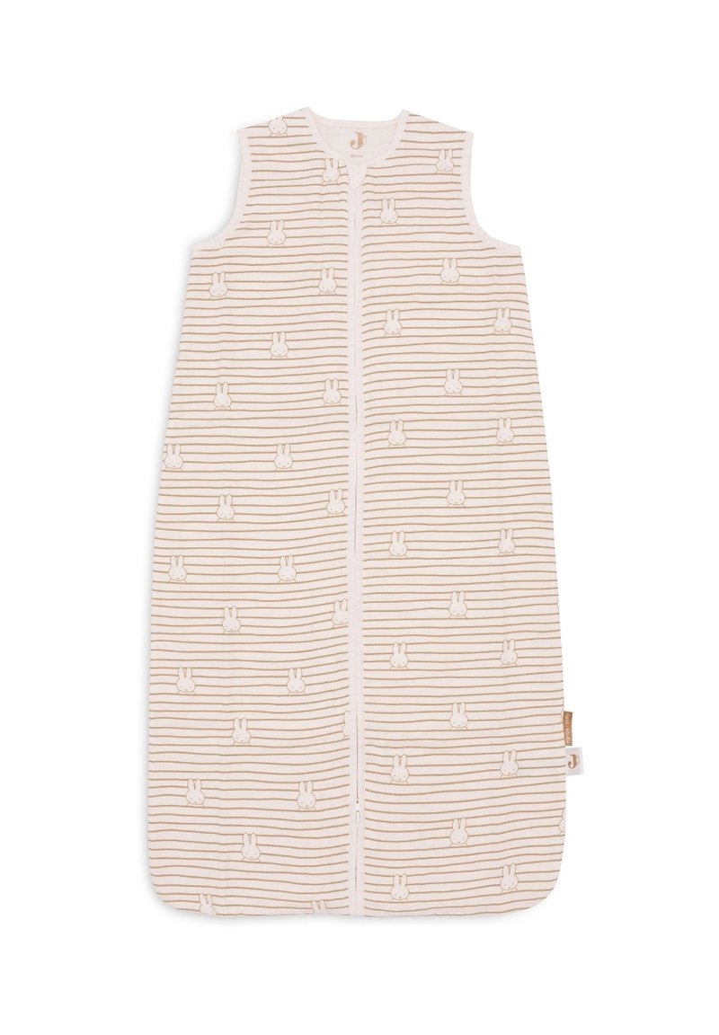 Sac de couchage pour bébé en tissu doux avec une base crème, présentant des rayures horizontales beiges et de petits motifs de lapins, fermeture zip.