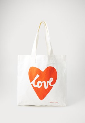 Weiße Stofftasche mit einem großen roten Herzdesign und dem Wort "Liebe" in weißer Schrift. Verfügt über zwei robuste Griffe und ein einfaches Logo am Boden.