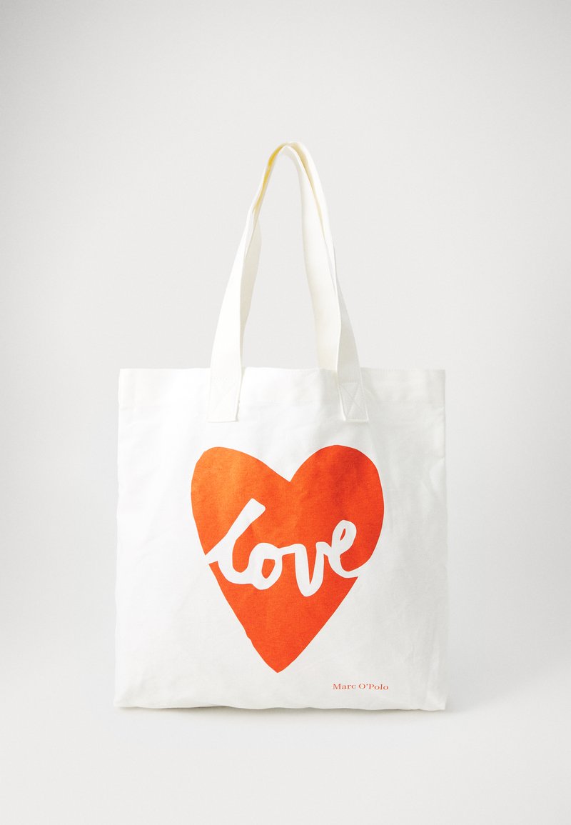 Saco tote de lona branca com um grande design de coração vermelho e a palavra "amor" em escrita branca. Apresenta duas alças resistentes e um logótipo simples na parte inferior.