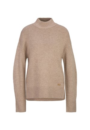 Pull en maille beige avec col haut, poignets et ourlet côtelés, avec une petite étiquette logo dorée près de l'ourlet inférieur.