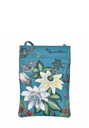 Smaragdgrüne Leder Crossbody-Tasche mit Blumen- und Schmetterlingsmustern, mit einer oberen Öffnung und einem Griff für einfachen Transport.
