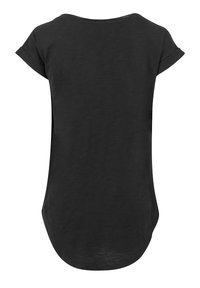 Czarny, krótki t-shirt z miękkiego materiału. Okrągły dół z nieco dłuższym tyłem. Prosty design, bez wzorów i zdobień.