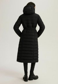 Długi czarny puchowy płaszcz z kapturem, z paskiem w talii i poziomym pikowaniem. Tekstura wydaje się gładka o matowym wykończeniu.