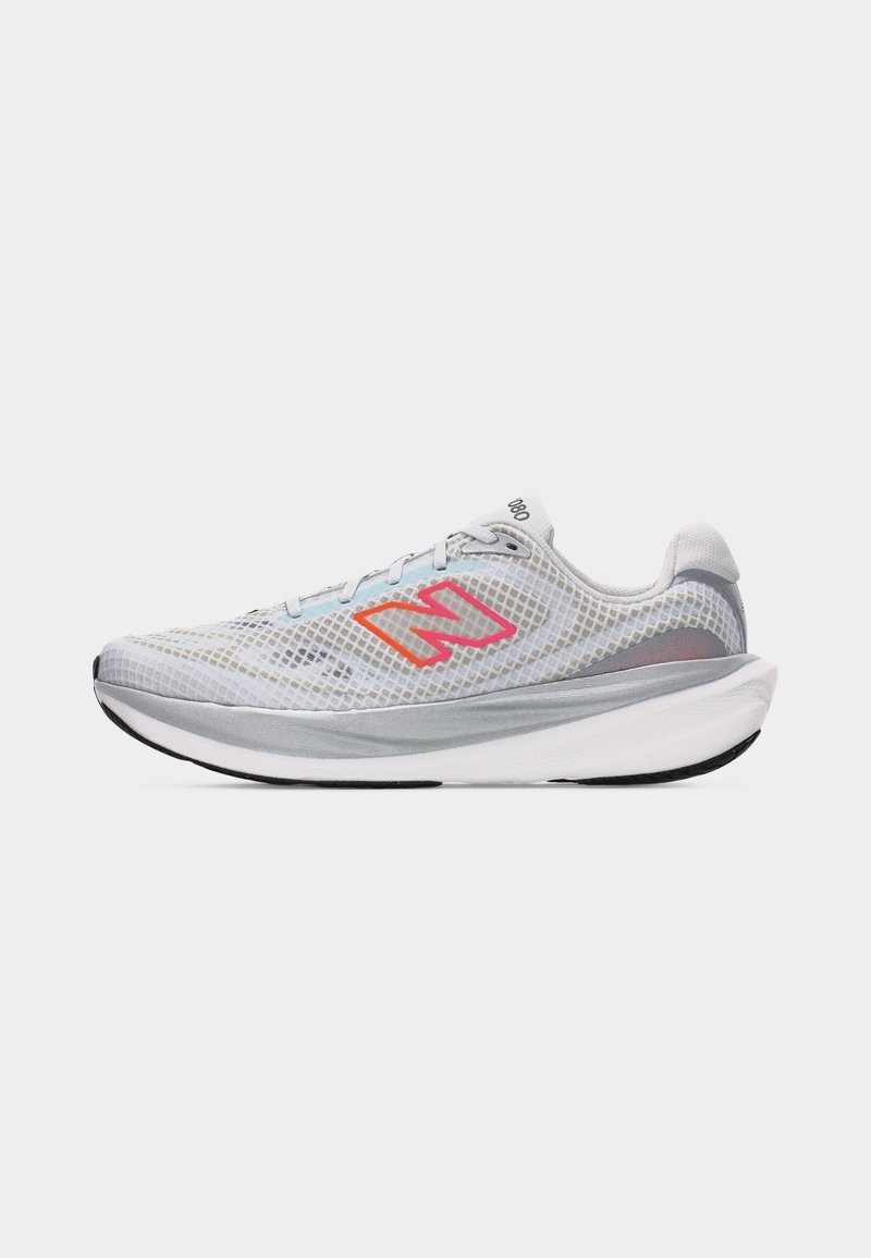 Chaussure de course gris clair avec une semelle intermédiaire blanche, une tige en mesh et un logo New Balance rouge orangé sur le côté, vue de profil.
