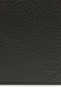 Portafoglio in pelle nera texturizzata con un motivo geometrico, caratterizzato da un logo goffrato discreto nella parte inferiore e bordi cuciti.
