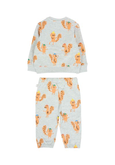 Set di felpa e pantaloni per bambini in grigio chiaro con scoiattoli arancioni giocosi che indossano cappelli colorati.