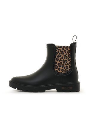 Botín de goma negro que presenta un panel lateral elástico con estampado de leopardo, punta redondeada, suela texturizada y una lengüeta en la parte trasera.